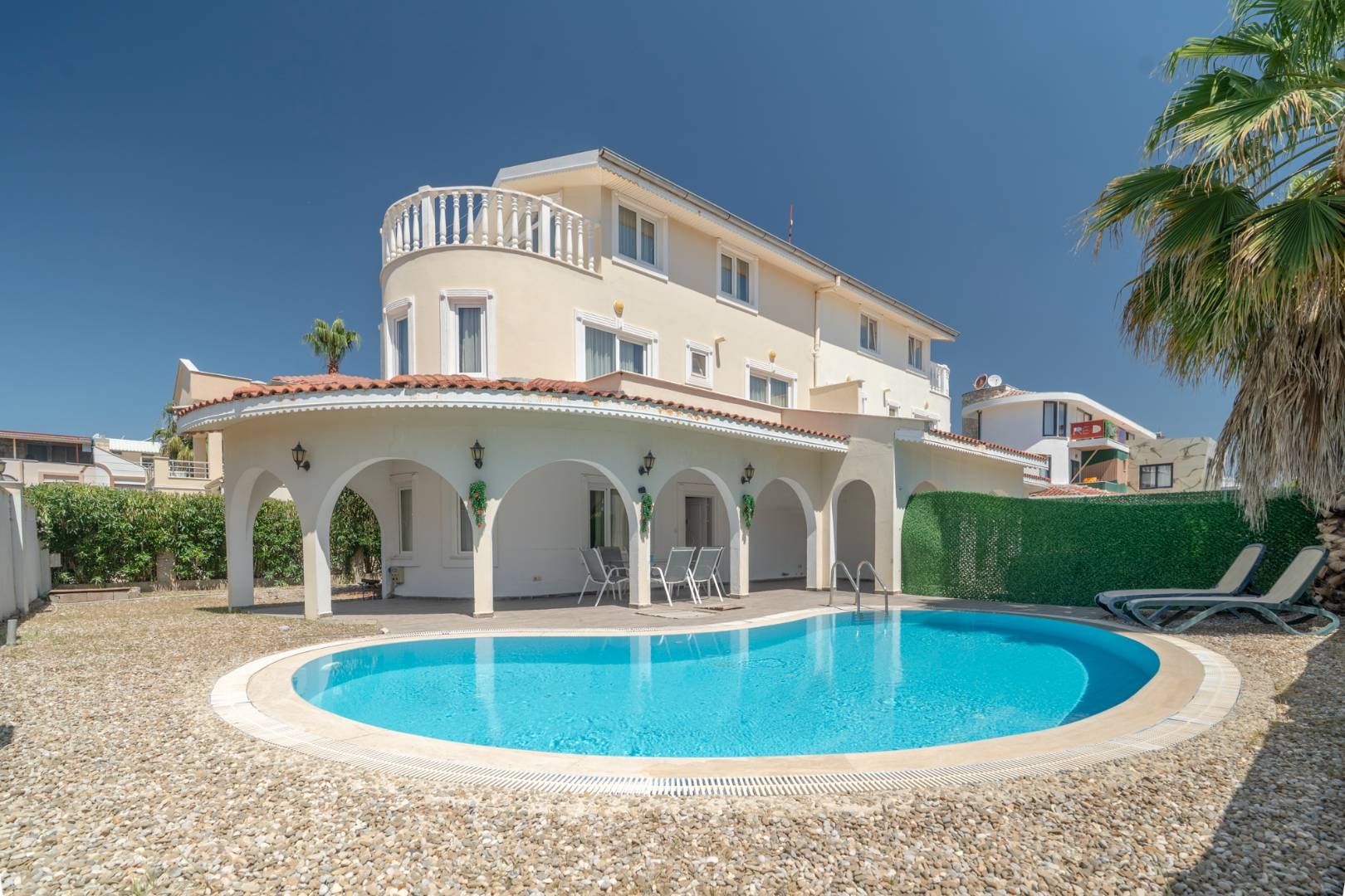 Serik Kadriye'de Modern Tasarımlı, Özel Havuzlu, Modern Villa