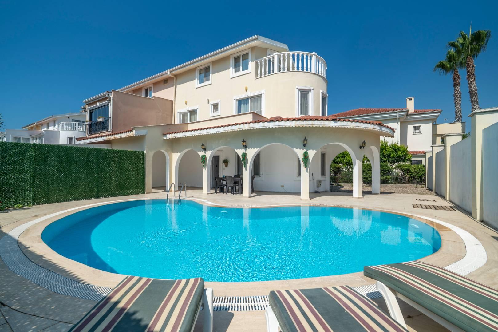 Serik Kadriye'de Şık Tasarımlı, Özel Havuzlu, Şık Villa-14191