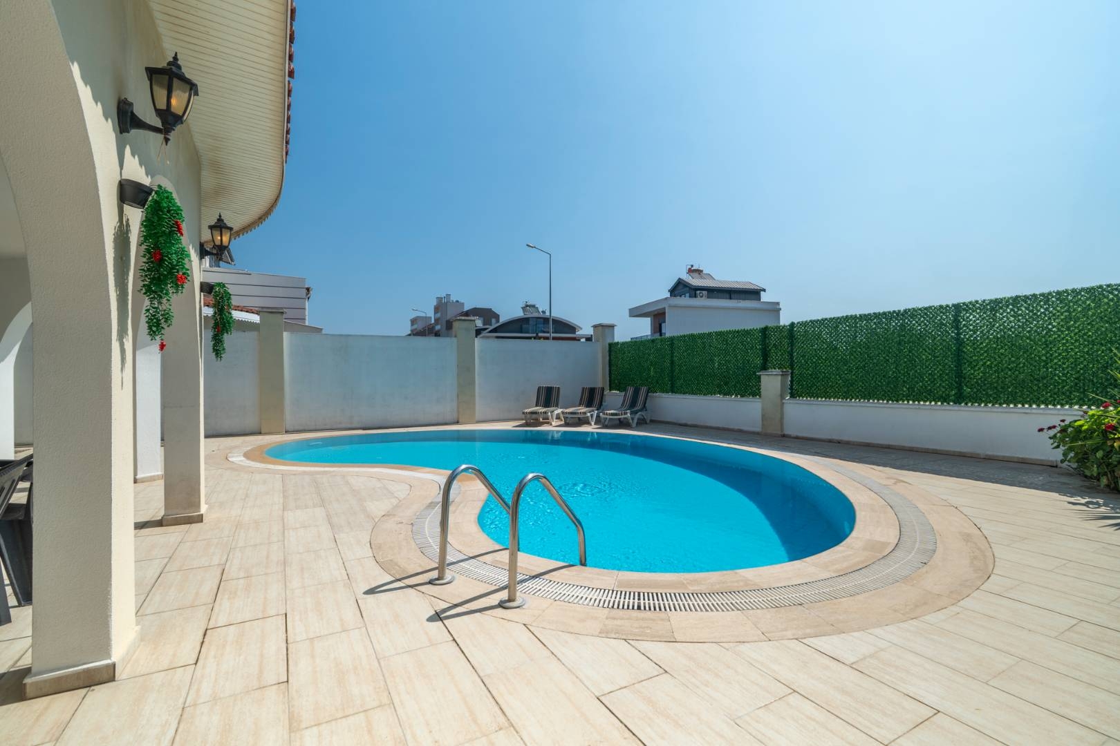 Serik Kadriye'de Şık Tasarımlı, Özel Havuzlu, Şık Villa