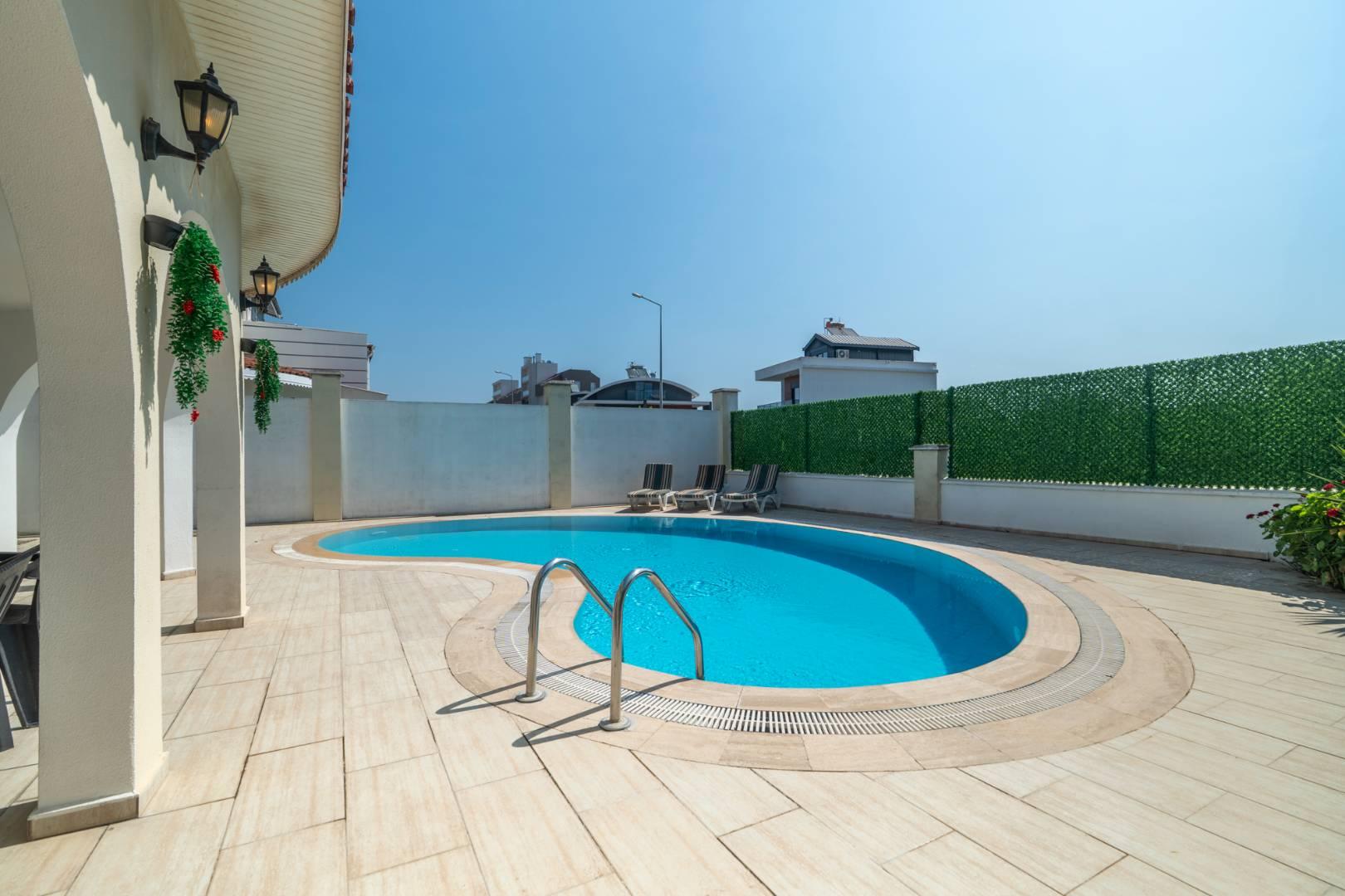 Serik Kadriye'de Şık Tasarımlı, Özel Havuzlu, Şık Villa-14191