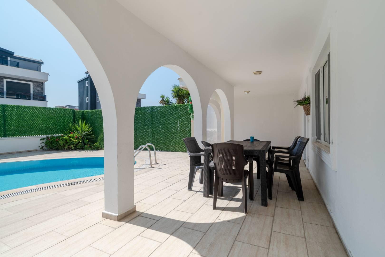 Serik Kadriye'de Şık Tasarımlı, Özel Havuzlu, Şık Villa-14191