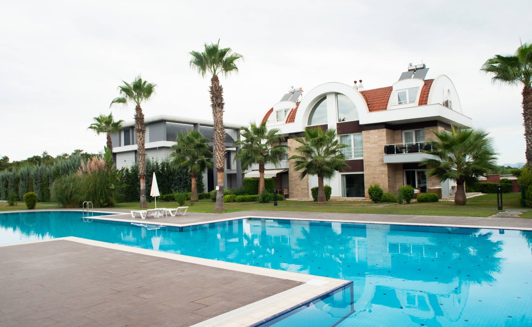 Serik Kadriye'de Tesis İçerisinde, Ortak Havuzlu, Konforlu Villa