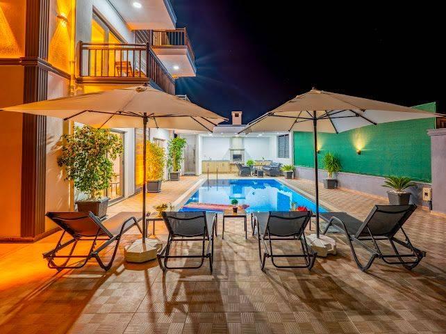 Seydikemer Gerişburnu'nda Geniş Bahçeli, Özel Havuzlu, 4+1 Villa -43880