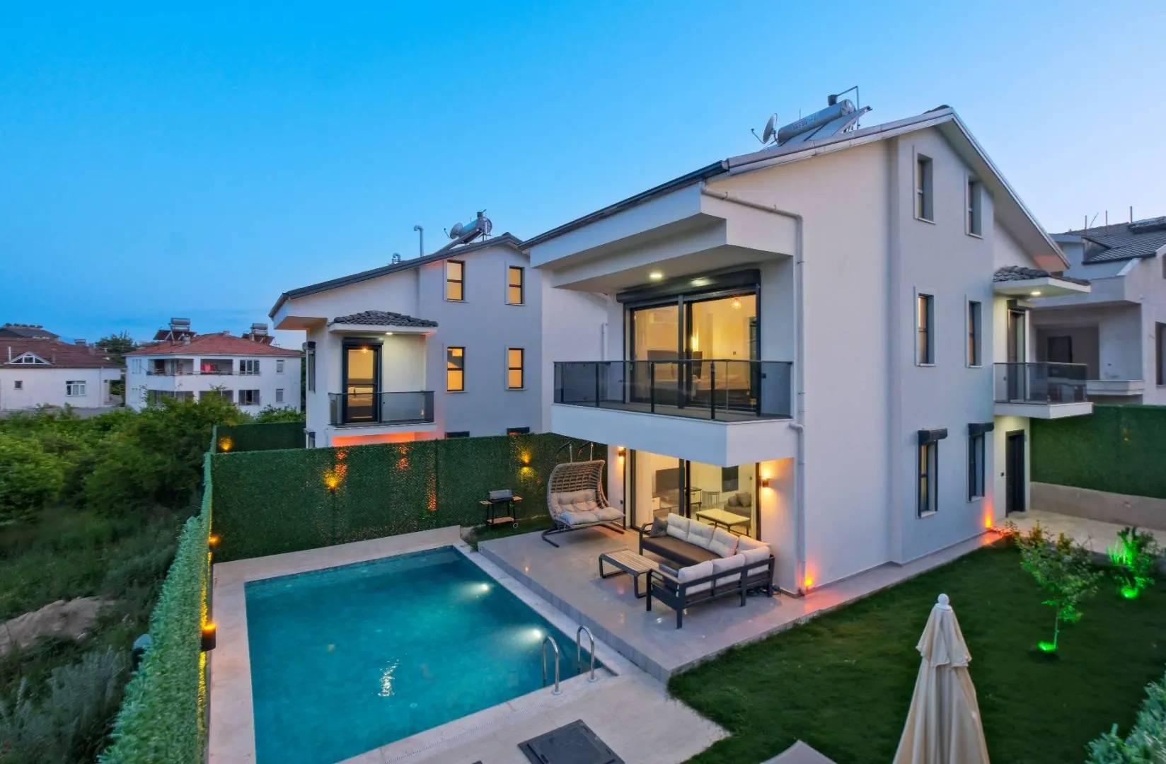 Seydikemer Gerişburnu'nda Yemyeşil Bahçeli, Özel Havuzlu, 3+1 Villa-43282