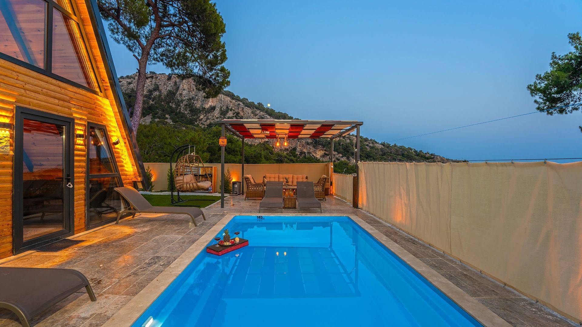 Seydikemer Karadere'de Muhteşem Manzaralı, Özel Havuzlu, 2+1 Bungalov