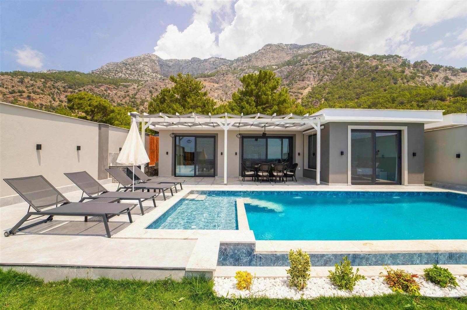 Seydikemer Karadere'de Doğa Manzaralı, Özel Havuzlu, 2+1 Villa