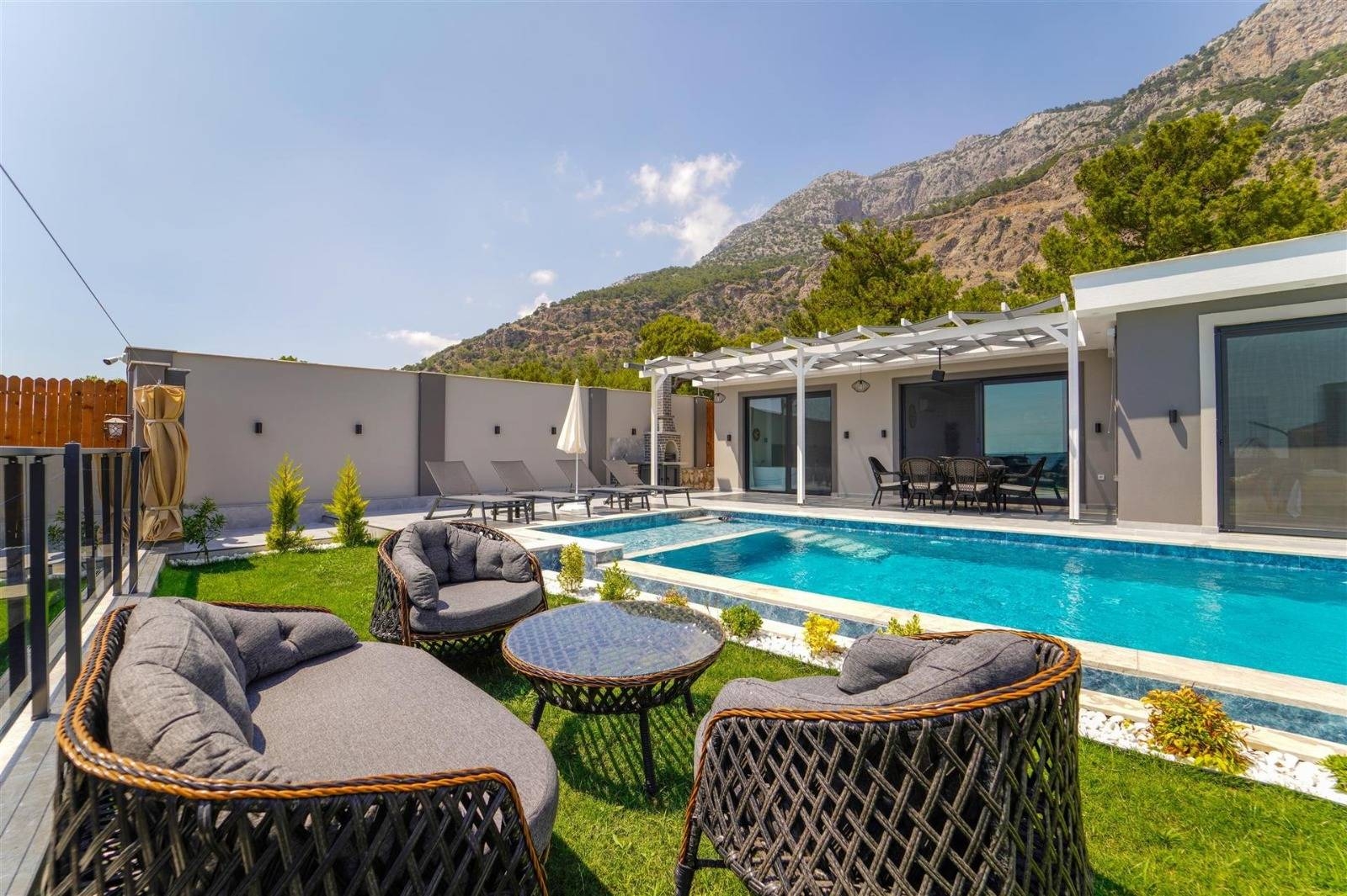 Seydikemer Karadere'de Doğa Manzaralı, Özel Havuzlu, 2+1 Villa