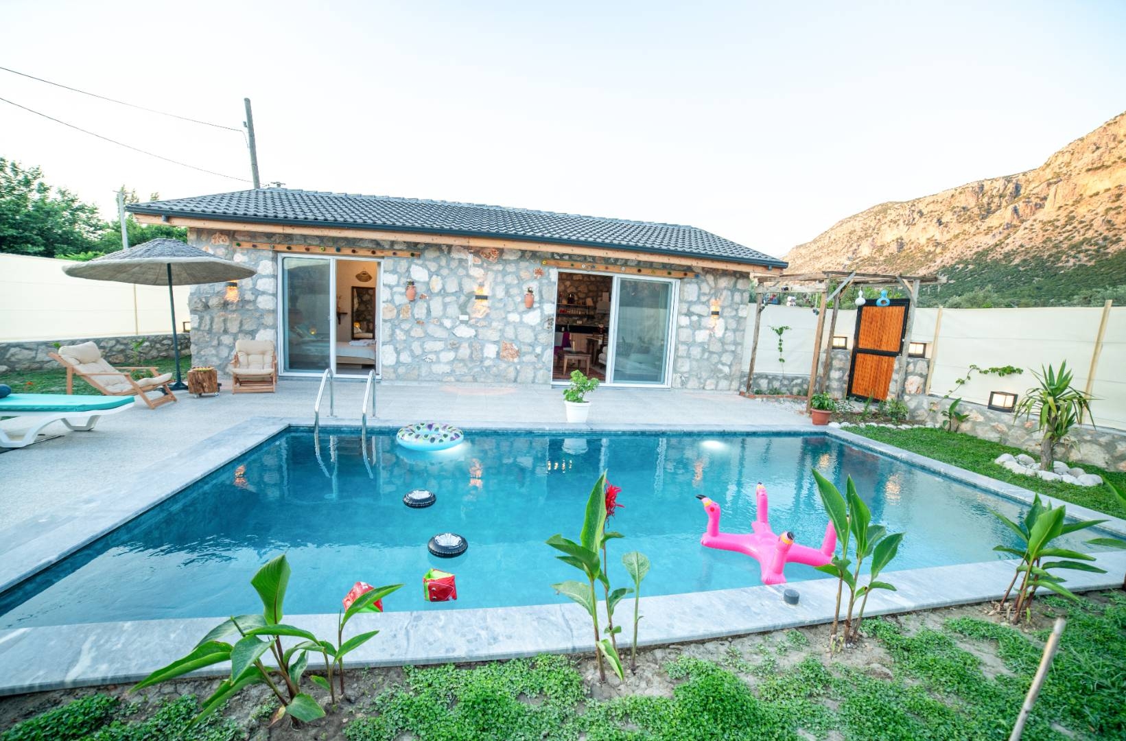 Seydikemer Kayadibi'nde Taş Mimarili, Özel Havuzlu, Balayı Villası