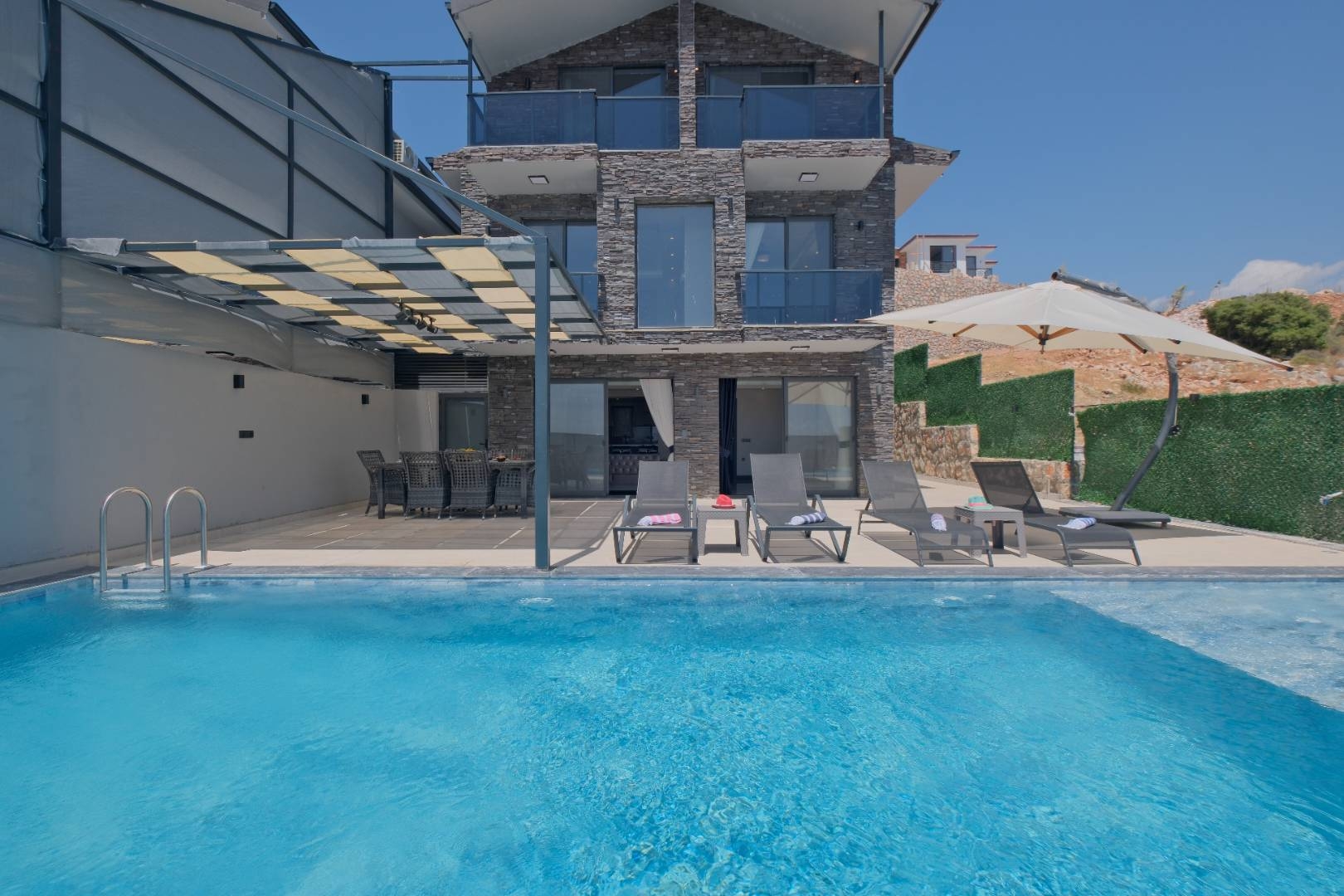 Muğla Seydikemer'de Kalabalık Ailelere Uygun, Özel Havuzlu, Şık Villa
