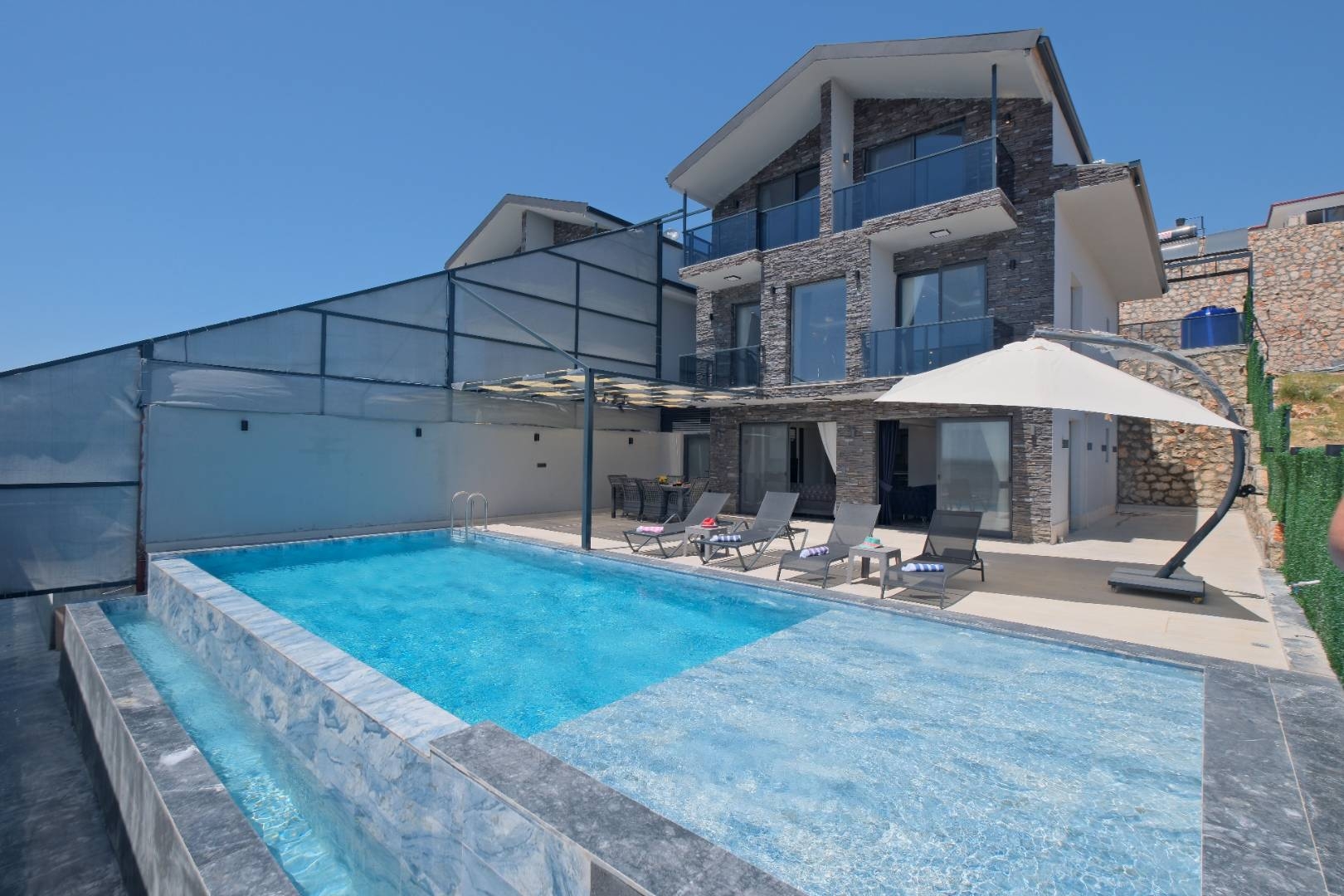 Muğla Seydikemer'de Kalabalık Ailelere Uygun, Özel Havuzlu, Şık Villa