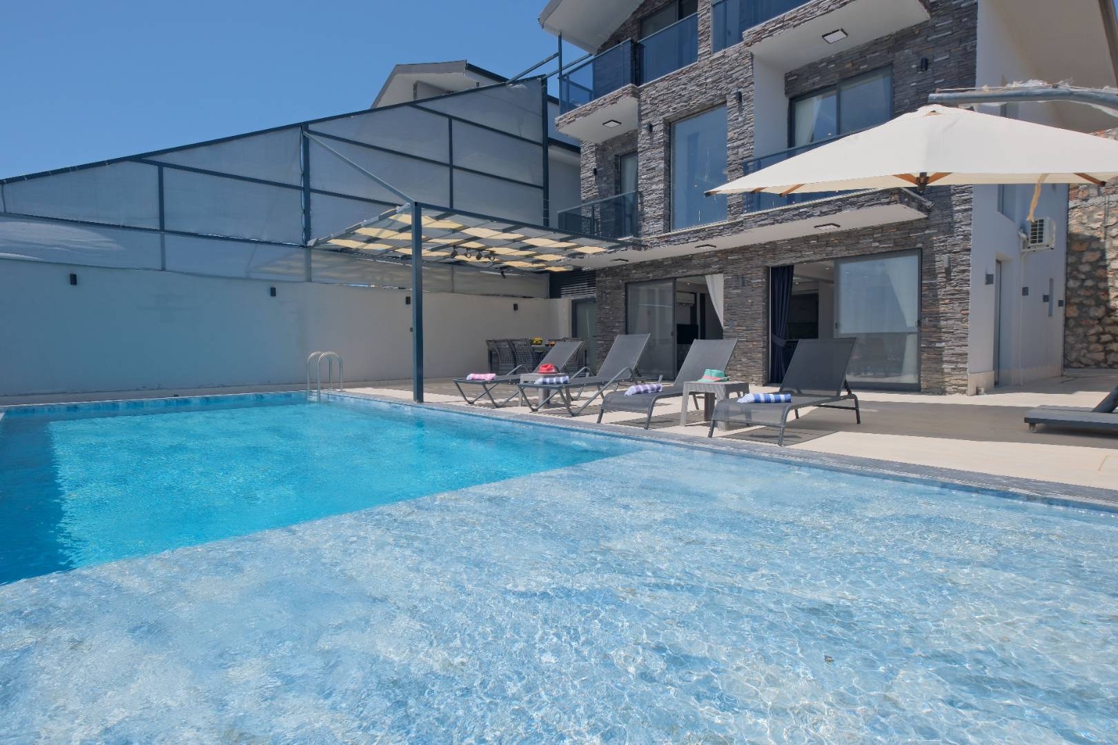 Muğla Seydikemer'de Kalabalık Ailelere Uygun, Özel Havuzlu, Şık Villa