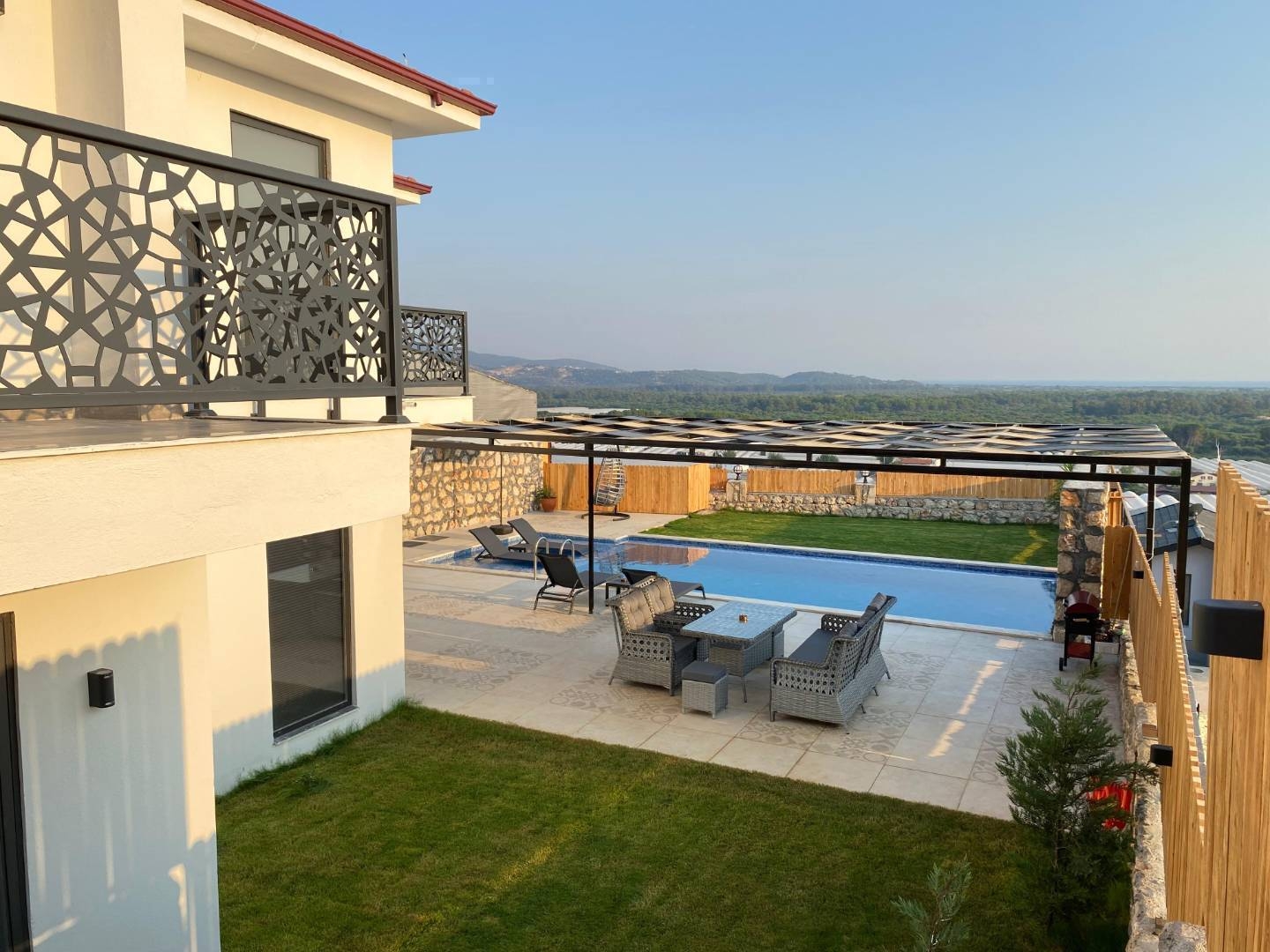 Muğla Seydikemer'de Geniş Ailelere Uygun, Özel Havuzlu, Şık Villa