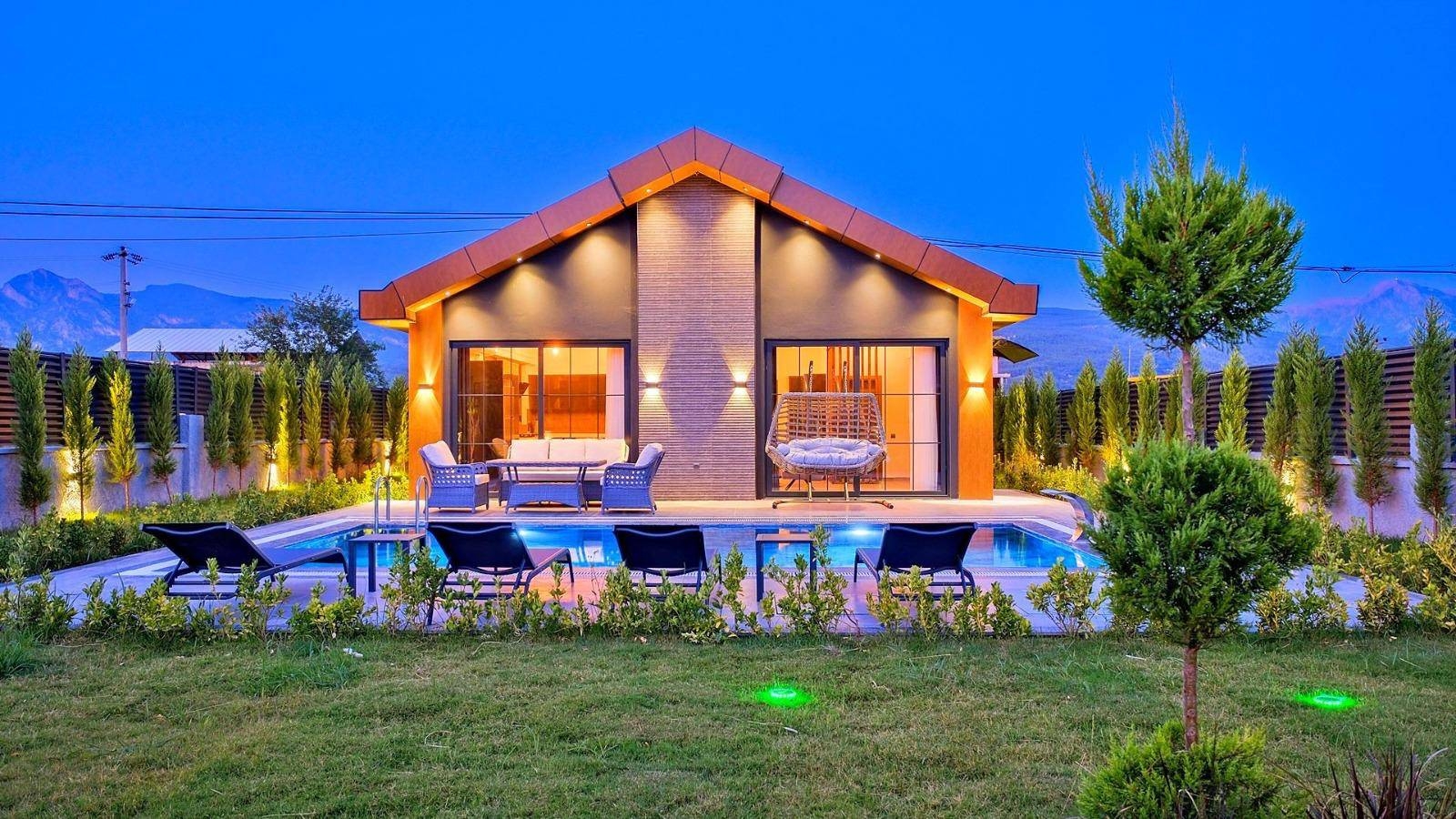 Seydikemer Ortaköy'de Huzurlu Konumda, Özel Havuzlu, Şık Villa