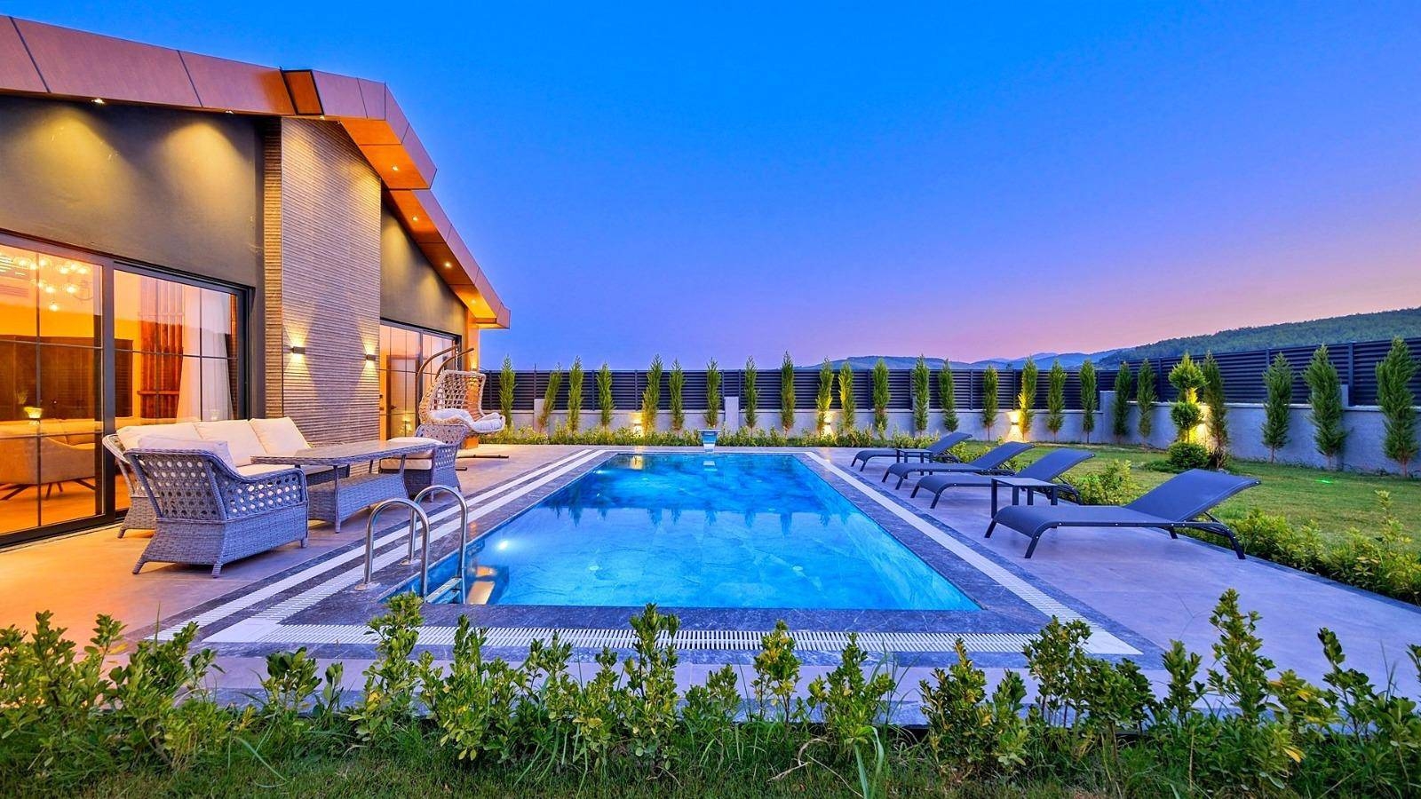 Seydikemer Ortaköy'de Huzurlu Konumda, Özel Havuzlu, Şık Villa