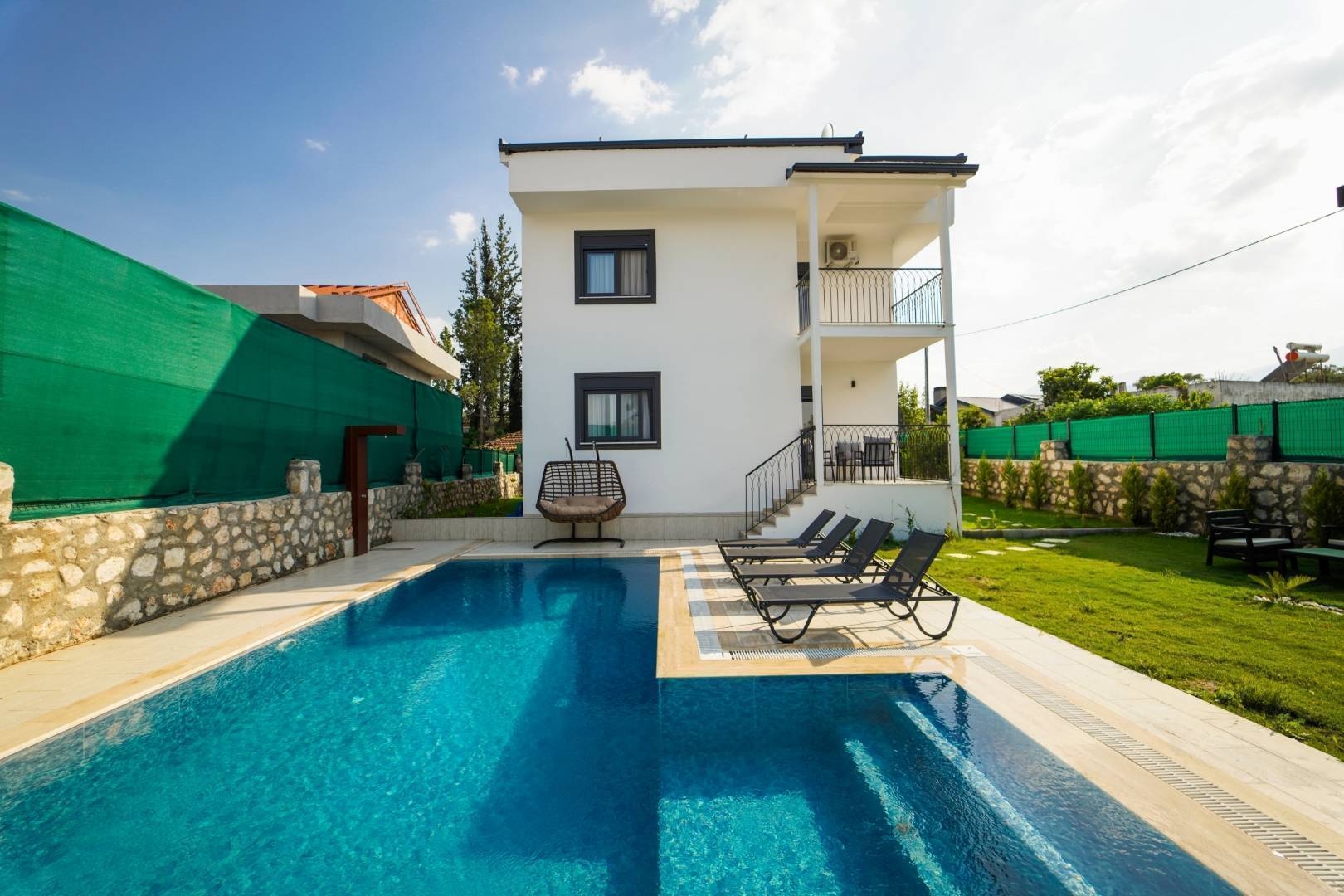 Muğla Seydikemer'de Yemyeşil Bahçeli, Özel Havuzlu, Geniş Villa