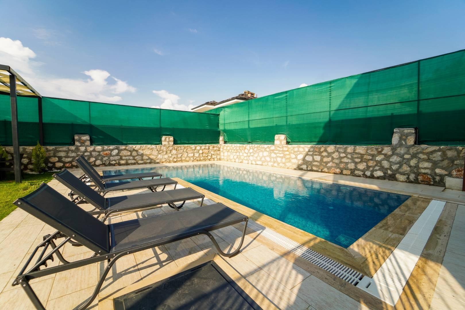 Muğla Seydikemer'de Yemyeşil Bahçeli, Özel Havuzlu, Geniş Villa-40546