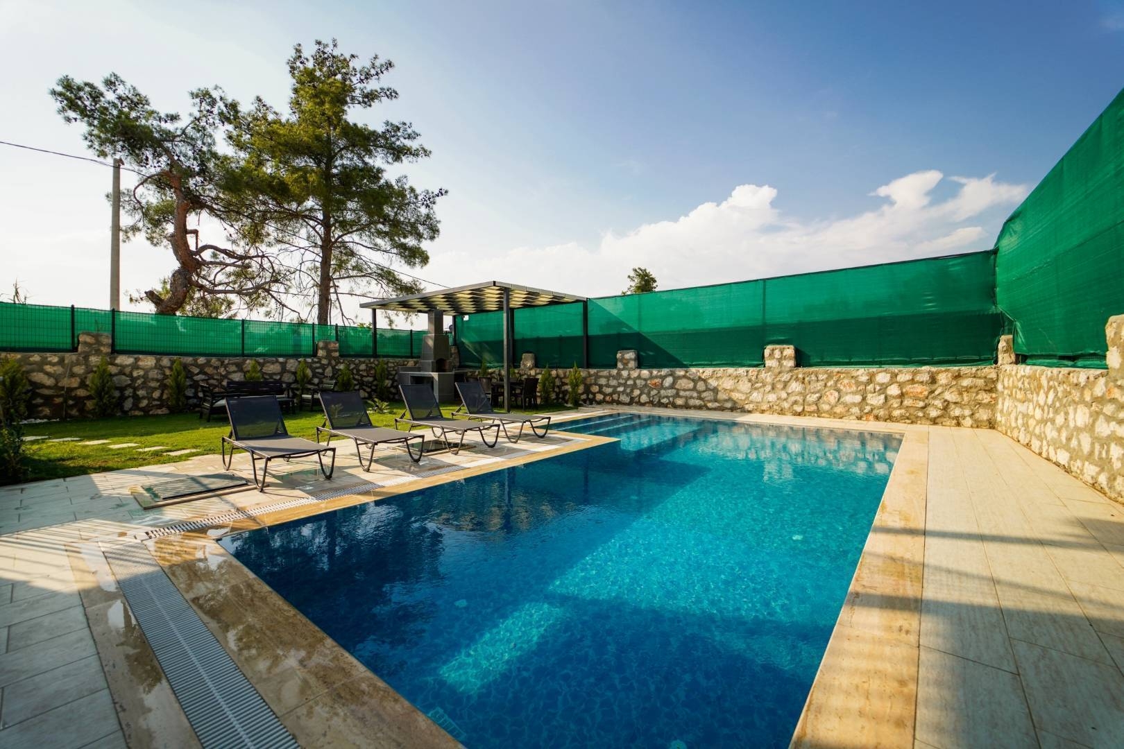 Muğla Seydikemer'de Yemyeşil Bahçeli, Özel Havuzlu, Geniş Villa