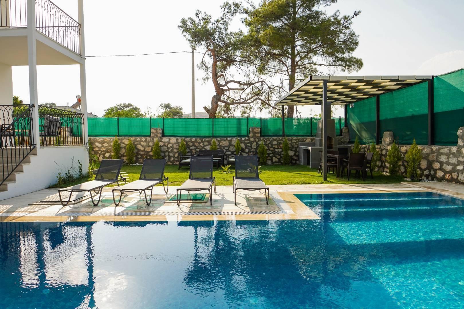 Muğla Seydikemer'de Yemyeşil Bahçeli, Özel Havuzlu, Geniş Villa-40546