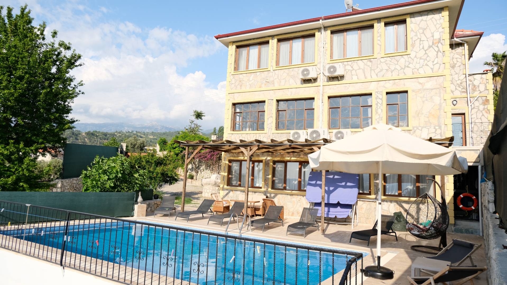 Muğla Seydikemer'de, Şık Tasarımlı, Özel Havuzlu, 15 Kişilik Villa