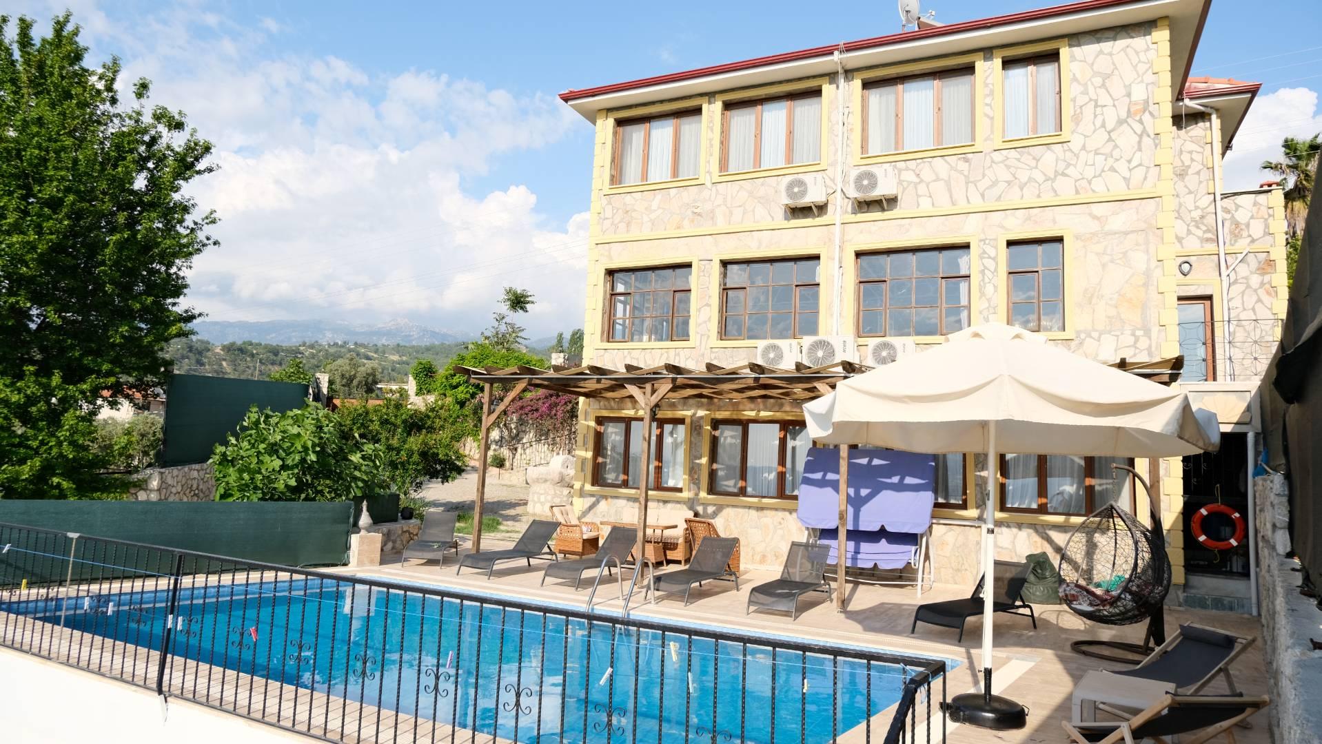 Muğla Seydikemer'de, Şık Tasarımlı, Özel Havuzlu, 15 Kişilik Villa-42638