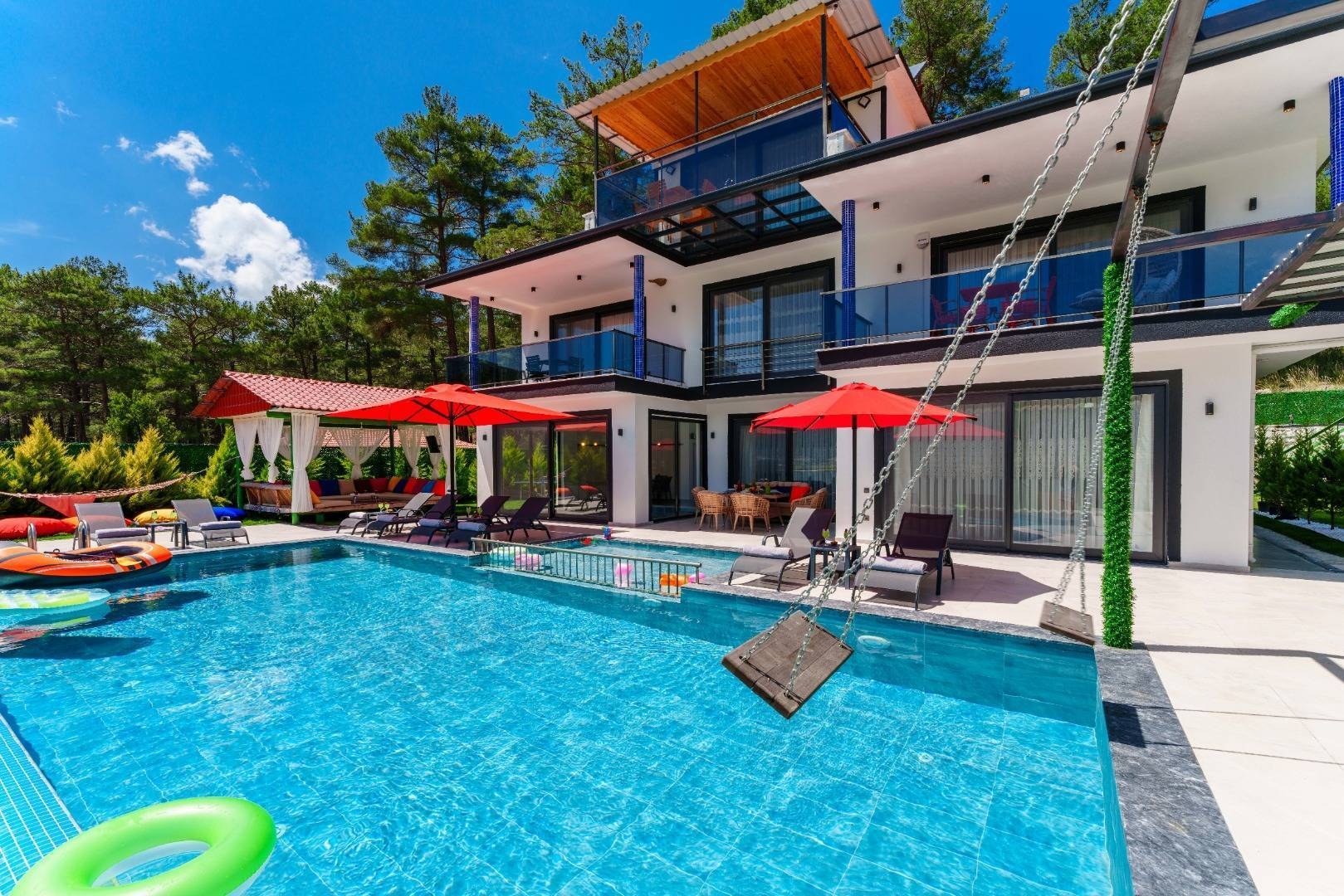 Kaş Çamlıova'da Lüks Tasarımlı, Açık ve Kapalı Havuzlu, 4+1 Şık Villa