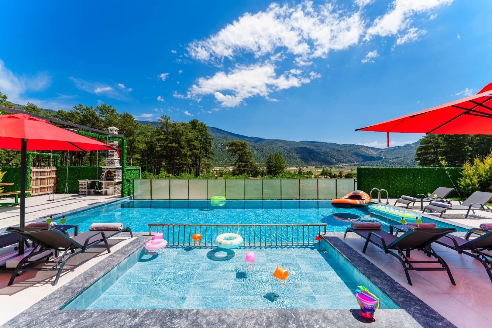 Kaş Çamlıova'da Lüks Tasarımlı, Açık ve Kapalı Havuzlu, 4+1 Şık Villa-42260