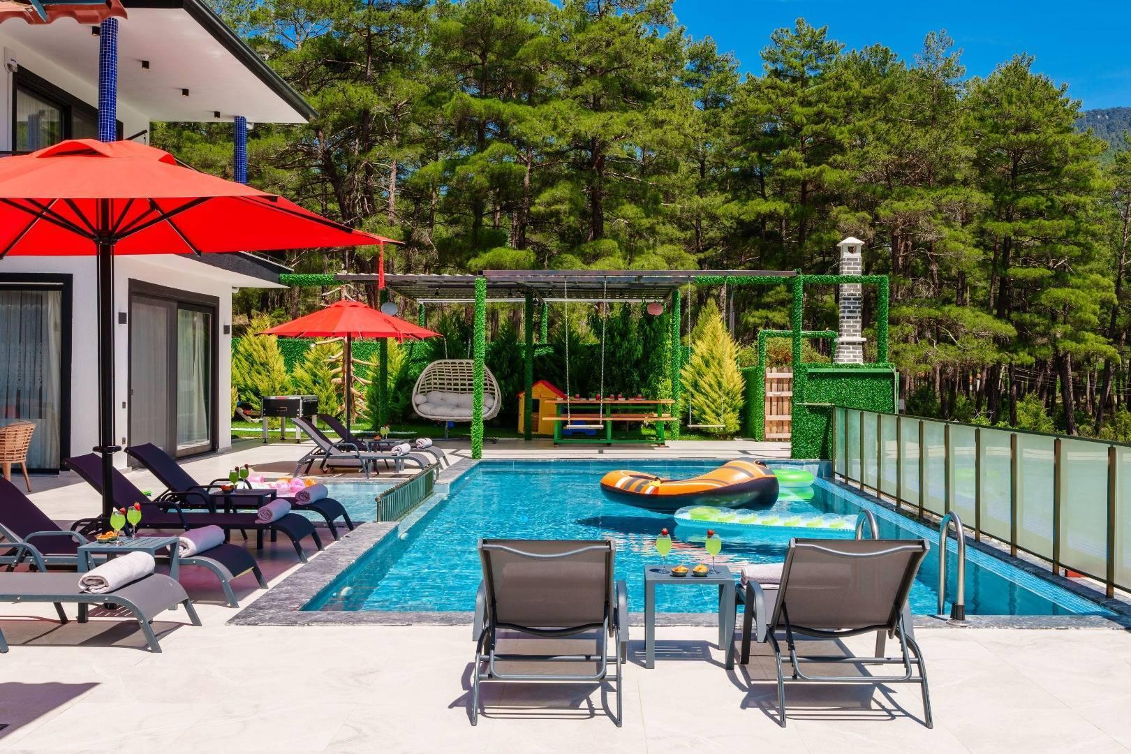 Kaş Çamlıova'da Lüks Tasarımlı, Açık ve Kapalı Havuzlu, 4+1 Şık Villa-42260