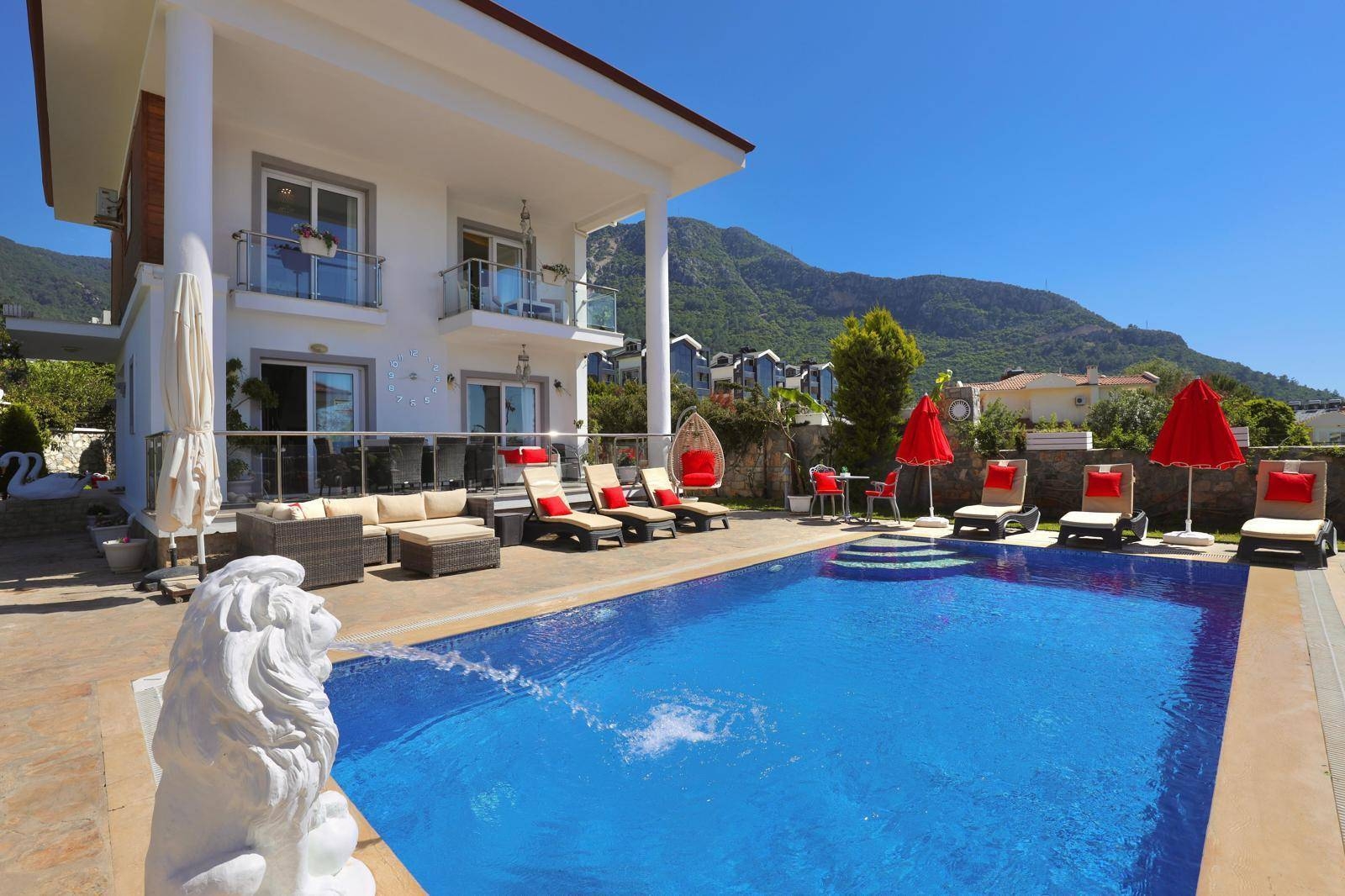 Fethiye Ölüdeniz'de Geniş Ailelere Uygun, Özel Havuzlu, Şık Villa