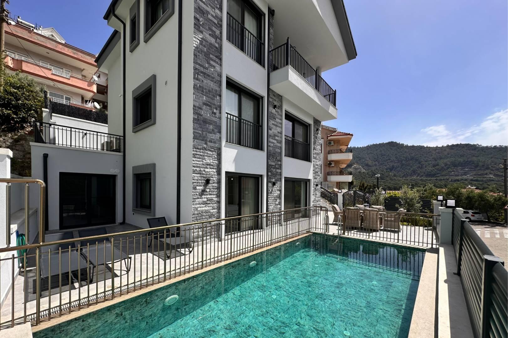 Marmaris Karşıyaka'da Geniş Ailelere Uygun Lüks Villa-42499