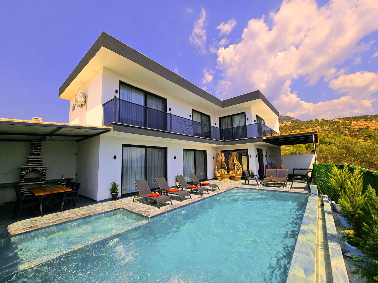 Kaş Çavdır'da Deniz Manzaralı, Açık ve Kapalı Havuzlu, Konforlu Villa-39629