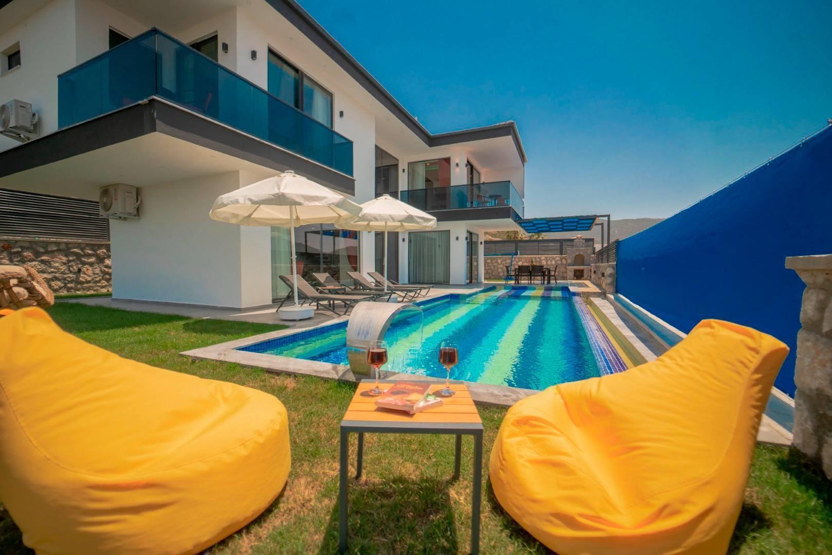 Kaş Yeşilköy'de Geniş Alanlara Sahip, Özel Havuzlu, Şık Villa-41604