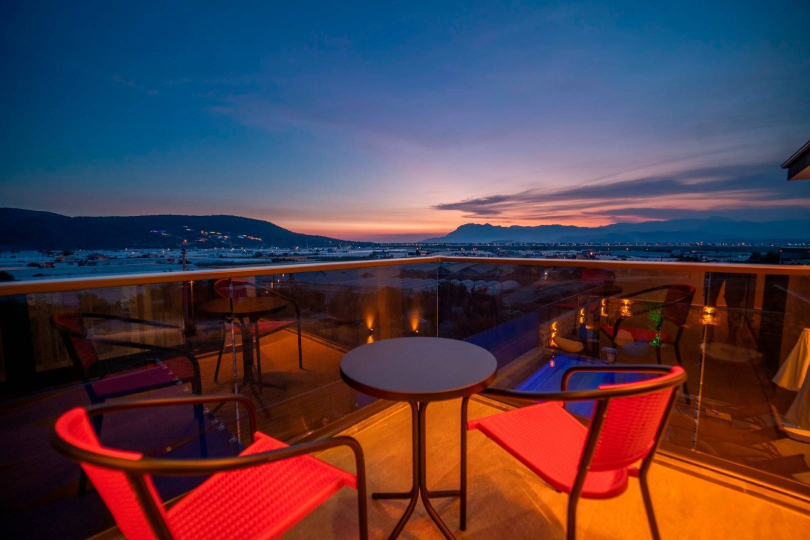 Kaş Yeşilköy'de Geniş Alanlara Sahip, Özel Havuzlu, Şık Villa