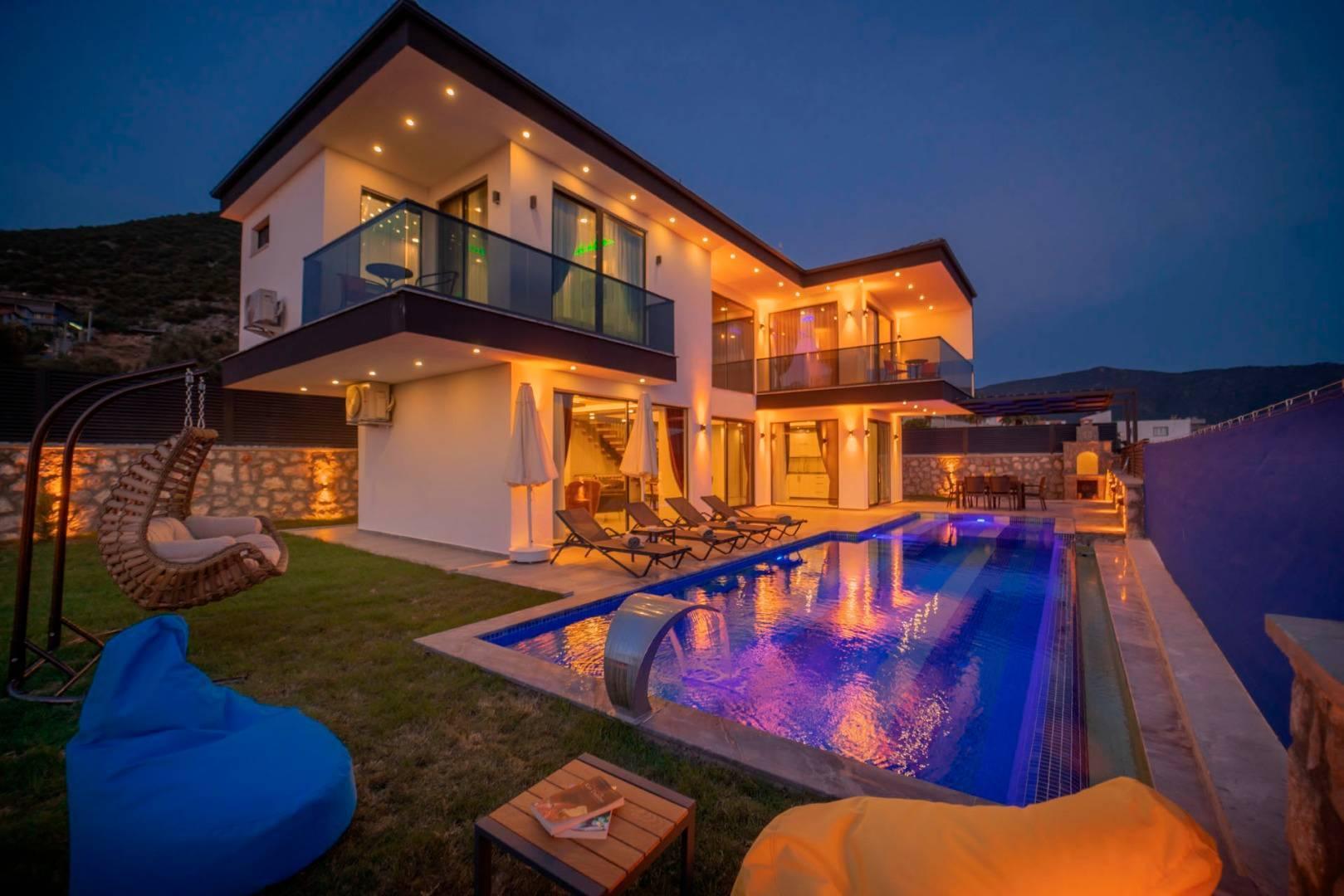 Kaş Yeşilköy'de Geniş Alanlara Sahip, Özel Havuzlu, Şık Villa-41604