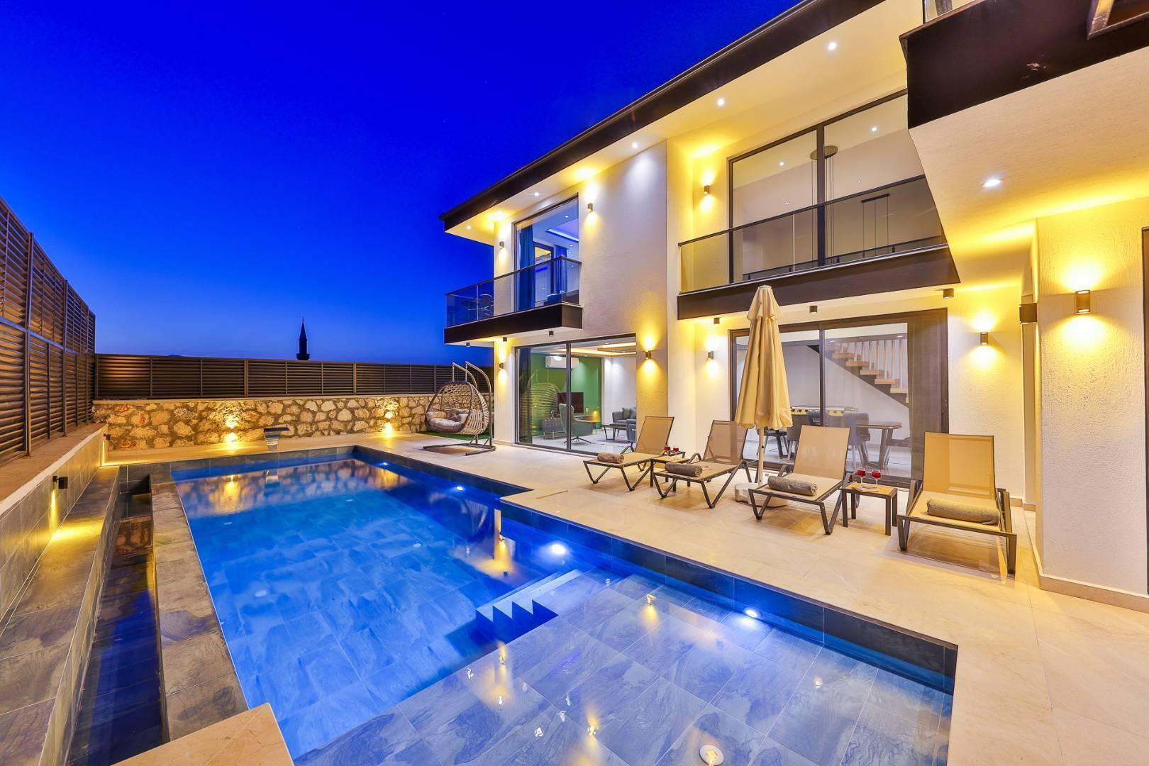 Kaş Yeşilköy'de Geniş Bahçeli, Özel Havuzlu, Kiralık Villa -41603