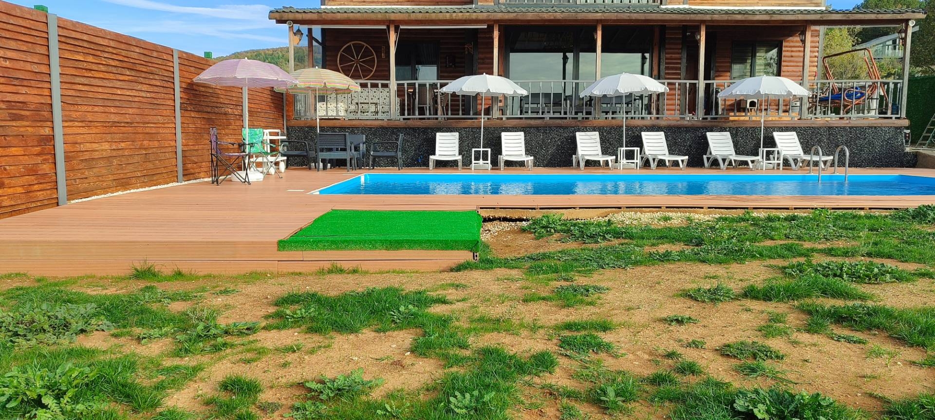 Yalova Armutlu'da Otantik Mimarili, Isıtmalı Havuzlu, Şık Villa