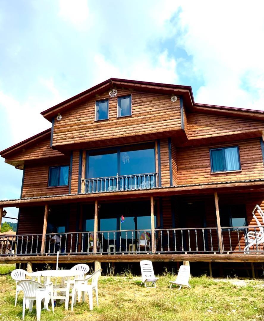 Yalova Armutlu'da Otantik Mimarili, Isıtmalı Havuzlu, Şık Villa